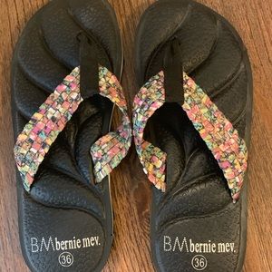 Flip flops size 6 Bernie Mev
